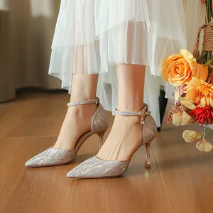 Elegantes zapatos de tacón con purpurina champán, punta fina y correa en el tobillo