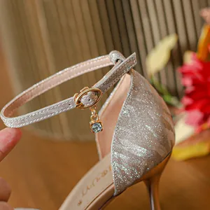 Sandalia de tacón de aguja con purpurina champán y colgante de cristal brillante