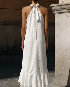 Elegante abito lungo bianco all'americana con fiocco sulla schiena e orlo a balze