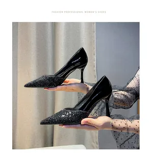 Détails d'escarpins stiletto noirs élégants en paillettes et cuir verni brillant