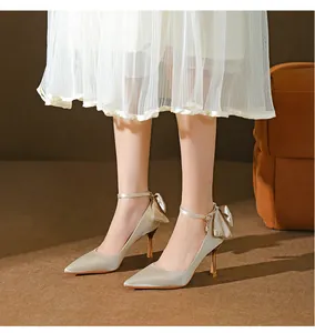 Detailansicht eleganter High Heels aus Seide mit Knöchelriemen und großer Schleife