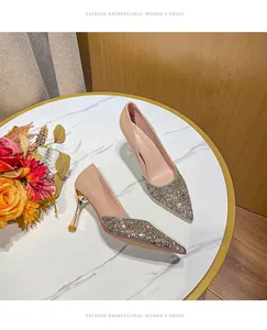Vue détaillée des escarpins nude à paillettes dorées et talons métalliques fins.