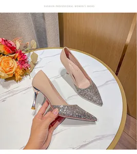 Vue détaillée de talons hauts à bout pointu avec paillettes argentées et tige nude