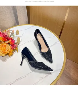 Gros plan détaillé d'escarpins noirs à paillettes et talons aiguilles pour les soirées