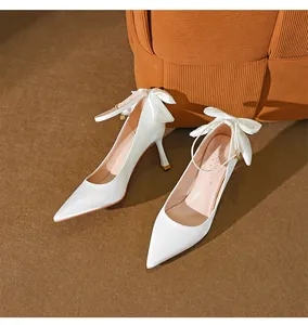 Elegante weiße Satin-High-Heels mit spitzer Zehenpartie, Schleife und Knöchelriemen.