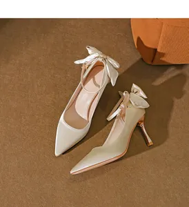 Elegante beige Seiden-High-Heels mit spitzer Kappe, Schleife und goldenem Pfennigabsatz