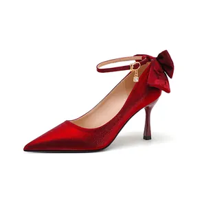 Eleganter roter Seiden-Stiletto mit spitzem Zehenbereich, Fesselriemen und Schleifendetail