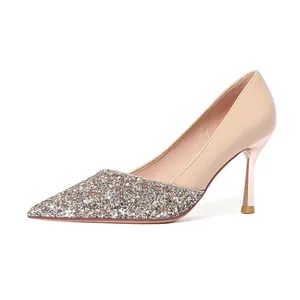Escarpins pointus élégants avec paillettes argentées et talons aiguilles en cuir verni