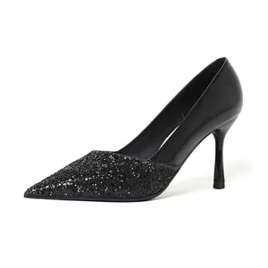 Vue détaillée d'escarpins noirs à paillettes avec bout pointu et talons aiguilles élégants.