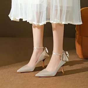 Elegante champagnerfarbene Seiden-Stilettos mit Knöchelriemen und Schleifendetail