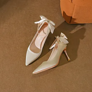 Elegante champagnerfarbene Satin-Stilettos mit spitzer Zehenpartie, Schleife und Knöchelriemen