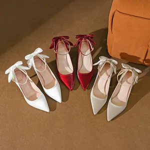 Elegante Seiden-High-Heels mit spitzer Zehenpartie, Knöchelriemen und Schleife.