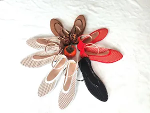 Vue détaillée de diverses ballerines en maille respirante avec bride élégante