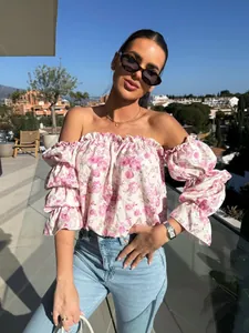 Blouse fleurie à épaules dénudées avec manches étagées portée par un mannequin