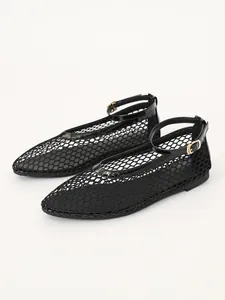 Vue détaillée de ballerines en maille noire respirante avec bride cheville réglable