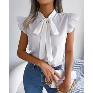 Elegante blusa blanca de verano con lazo al cuello y mangas con volantes para mujer