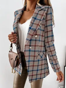 Dettaglio ravvicinato dell'elegante blazer a quadri blu e marrone dorato