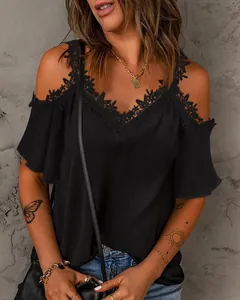 Nahaufnahme der filigranen Wimpernspitze an einem schwarzen V-Ausschnitt Off-Shoulder Top.