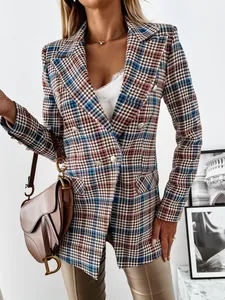 Vista ravvicinata dettagliata di un blazer scozzese da donna con bottoni dorati