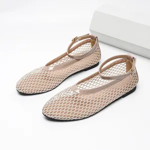 Ballerines beiges en résille avec bride de cheville et garniture en cuir verni