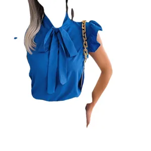 Elegante blusa azul real de manga corta con lazo en el cuello y volantes