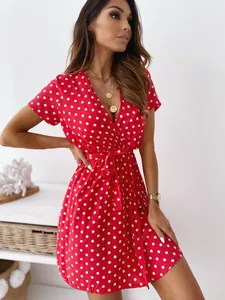 Abito estivo rosso a pois bianchi con scollo a V, maniche corte e cintura in vita