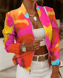 Dettaglio della giacca da donna con stampa astratta colorata e cerniera stile casual.