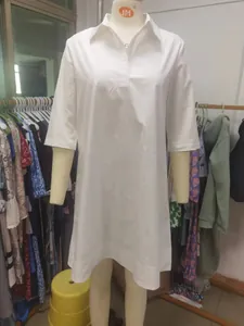 Vue détaillée d'une robe chemise blanche classique évasée à coupe ample sur un mannequin