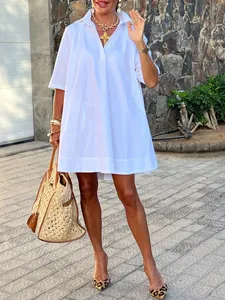 Vue en pied d'une robe chemise blanche en ligne A avec manches mi-longues sur modèle