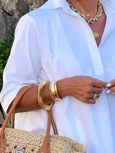 Vue détaillée d'une robe chemise blanche évasée avec manches trois-quarts amples