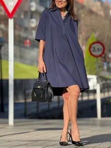 Robe chemise trapèze bleu marine décontractée avec demi-manches pour un look urbain