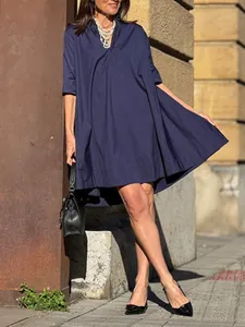 Robe chemise trapèze bleu marine élégante et ample avec manches trois-quarts