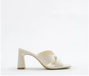 Eleganti sabot color panna con tacco a blocco e cinturini incrociati minimalisti