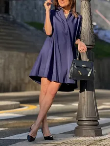 Style de rue d'une robe chemise bleu marine ample en ligne A avec demi-manches
