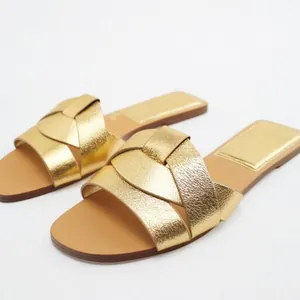 Eleganti sandali piatti dorati con cinturini incrociati e punta quadrata per donne alla moda