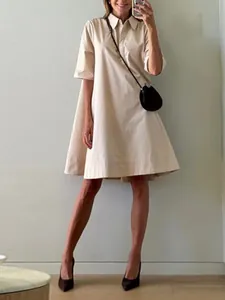 Robe chemise évasée beige décontractée avec manches mi-longues, vue de face