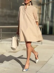 Femme portant une robe chemise trapèze kaki à manches demi-longues en ville