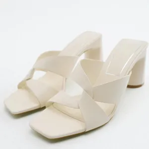 Eleganti sabot beige minimalisti con cinturini incrociati, punta quadrata e tacco largo