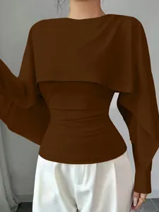 Vista detallada de un elegante top marrón de manga larga estilo chal con capa única