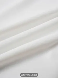 Detalle macro de tela de satén blanco que muestra una textura suave y brillo sutil