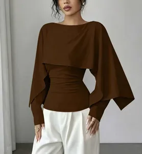 Elegante top capa marrón estilo chal con cuello redondo y cintura plisada de corte ajustado