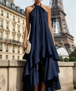 Dettaglio dell'abito lungo a balze blu navy con scollo all'americana e Torre Eiffel.