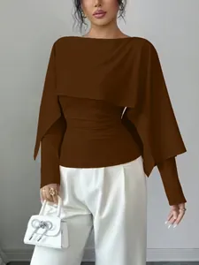 Vista detallada de un elegante top marrón estilo chal con diseño de capa único de mujer