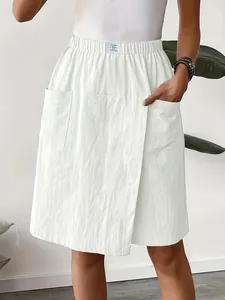 Nahaufnahme eines weißen Freizeit-Skorts mit praktischen Taschen und Gummibund.