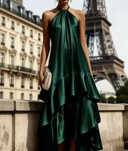 Elegante abito halter in raso verde smeraldo con balze e orlo asimmetrico raffinato