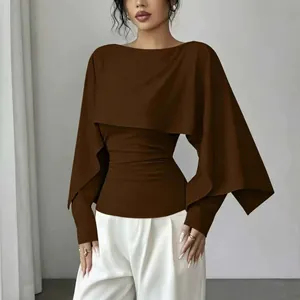Elegante top marrón estilo chal con cuello redondo y diseño de capa chic para mujer.