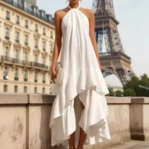 Elegante abito lungo bianco all'americana con balze e orlo fluente