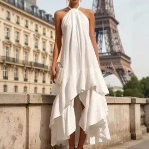 Elegante abito bianco con scollo all'americana e balze per donna in un set parigino