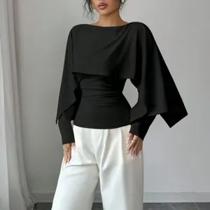 Elegante top negro con diseño de capa y cuello redondo para un estilo sofisticado.