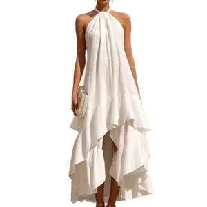 Elegante abito lungo bianco a girocollo con volant per feste estive o moda casual.